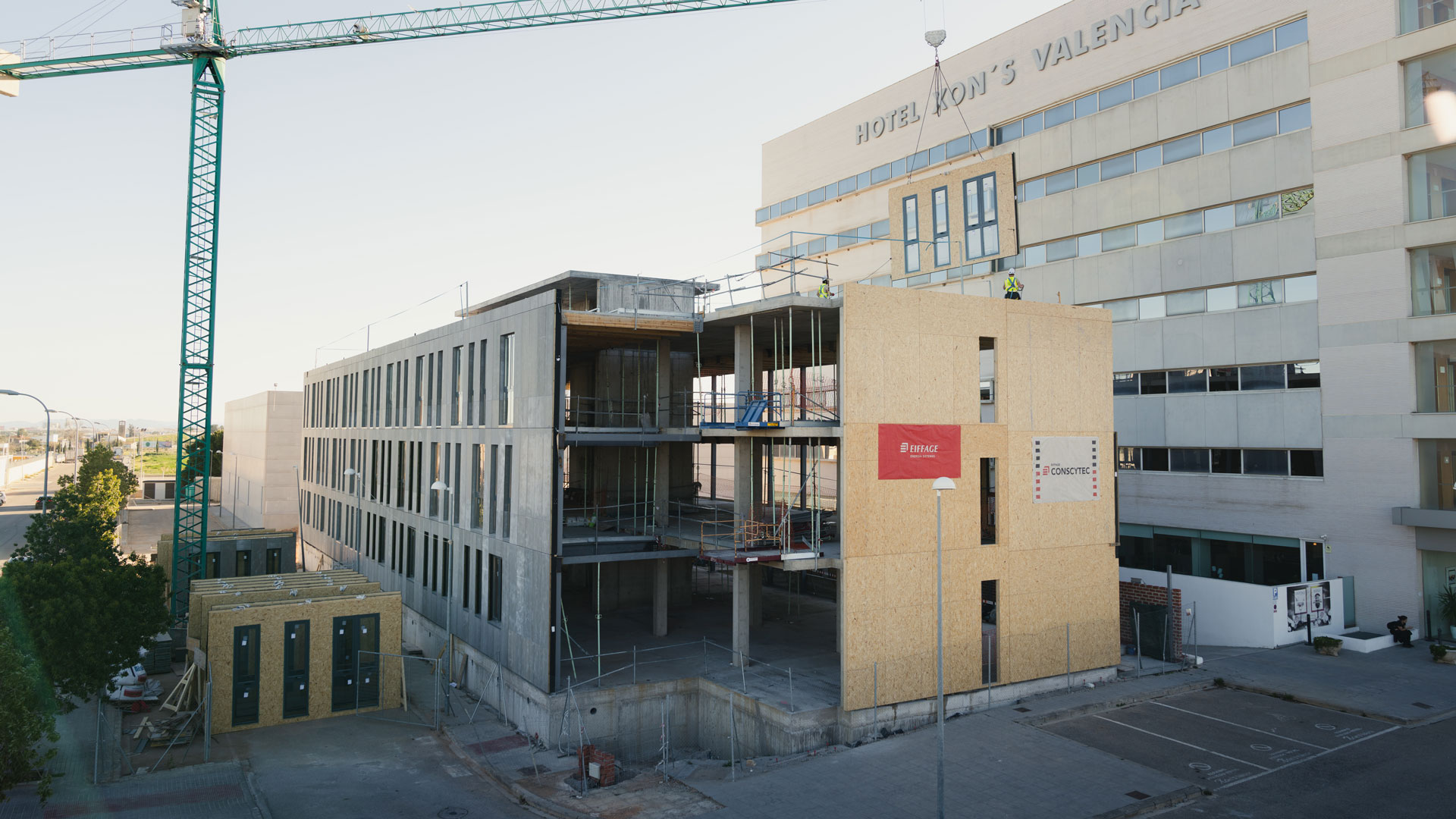 Construcción de la nueva sede de Eiffage en Valencia con fachada industrializada de QuatroTablas