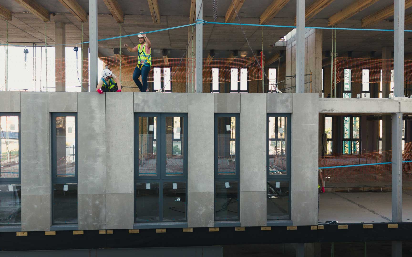 Fachada de entramado ligero revestida con tableros OSB en estructura híbrida