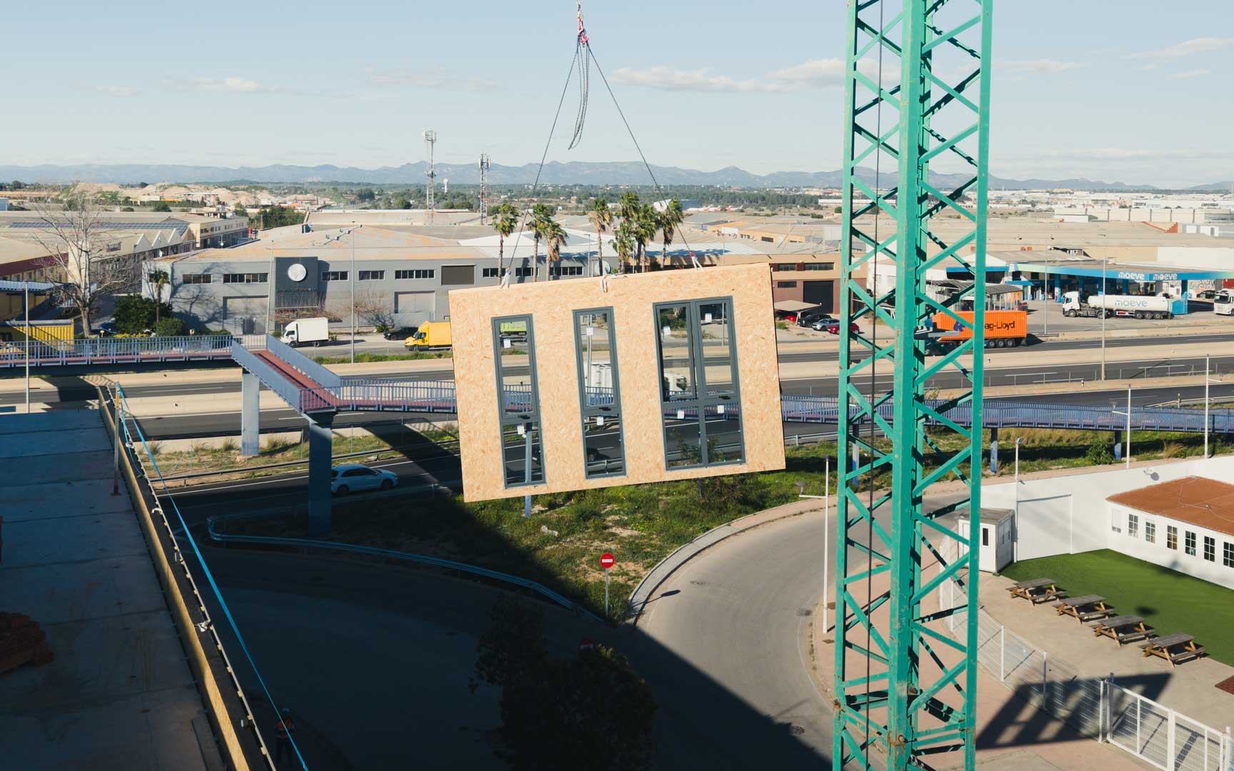 Montaje de módulo industrializado con carpintería integrada mediante grúa