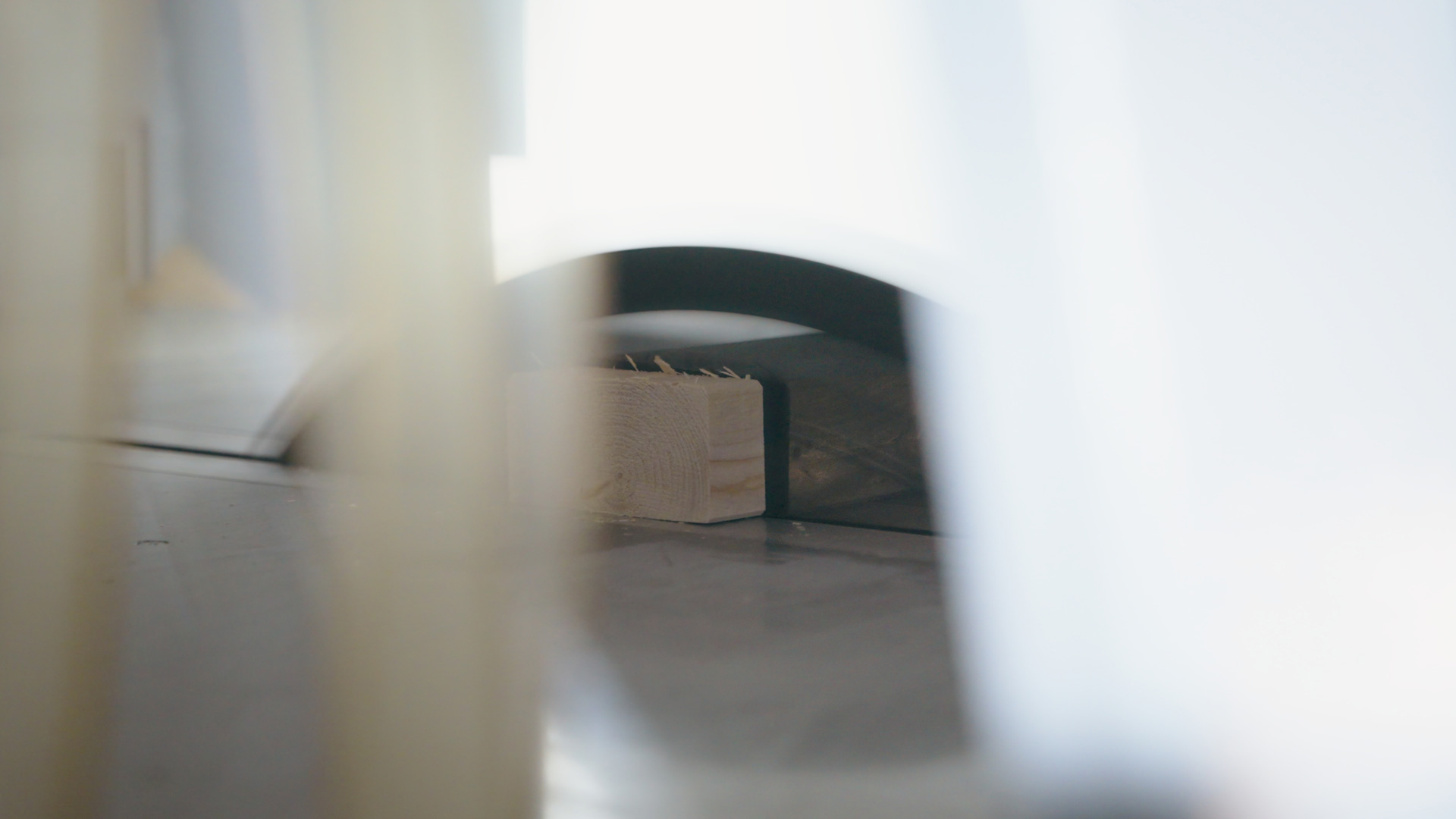 Detalle de mecanizado CNC en taller de woodworking de QuatroTablas