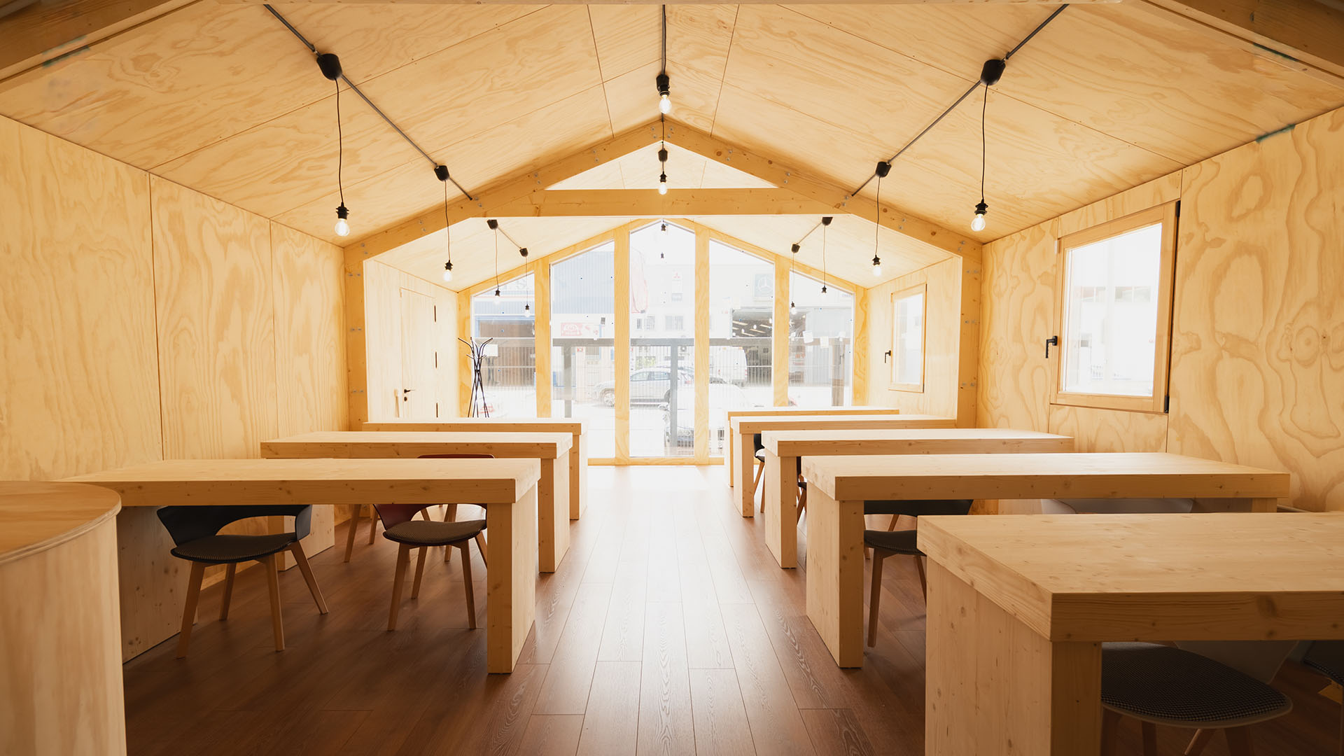 Interior de nave industrial moderna construida con estructuras de madera