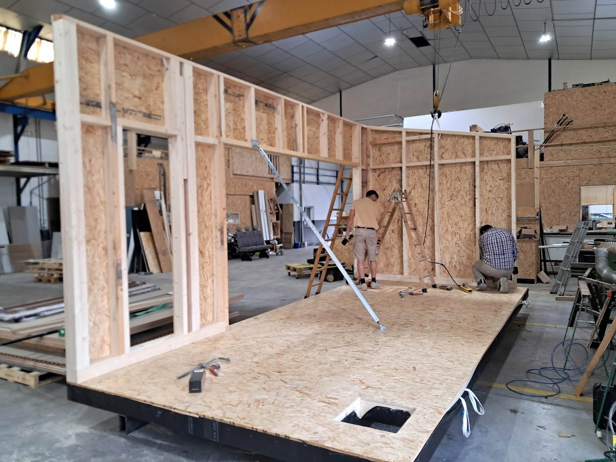 Proceso de construcción modular en taller con estructura de madera de precisión milimétrica y control de calidad industrial
