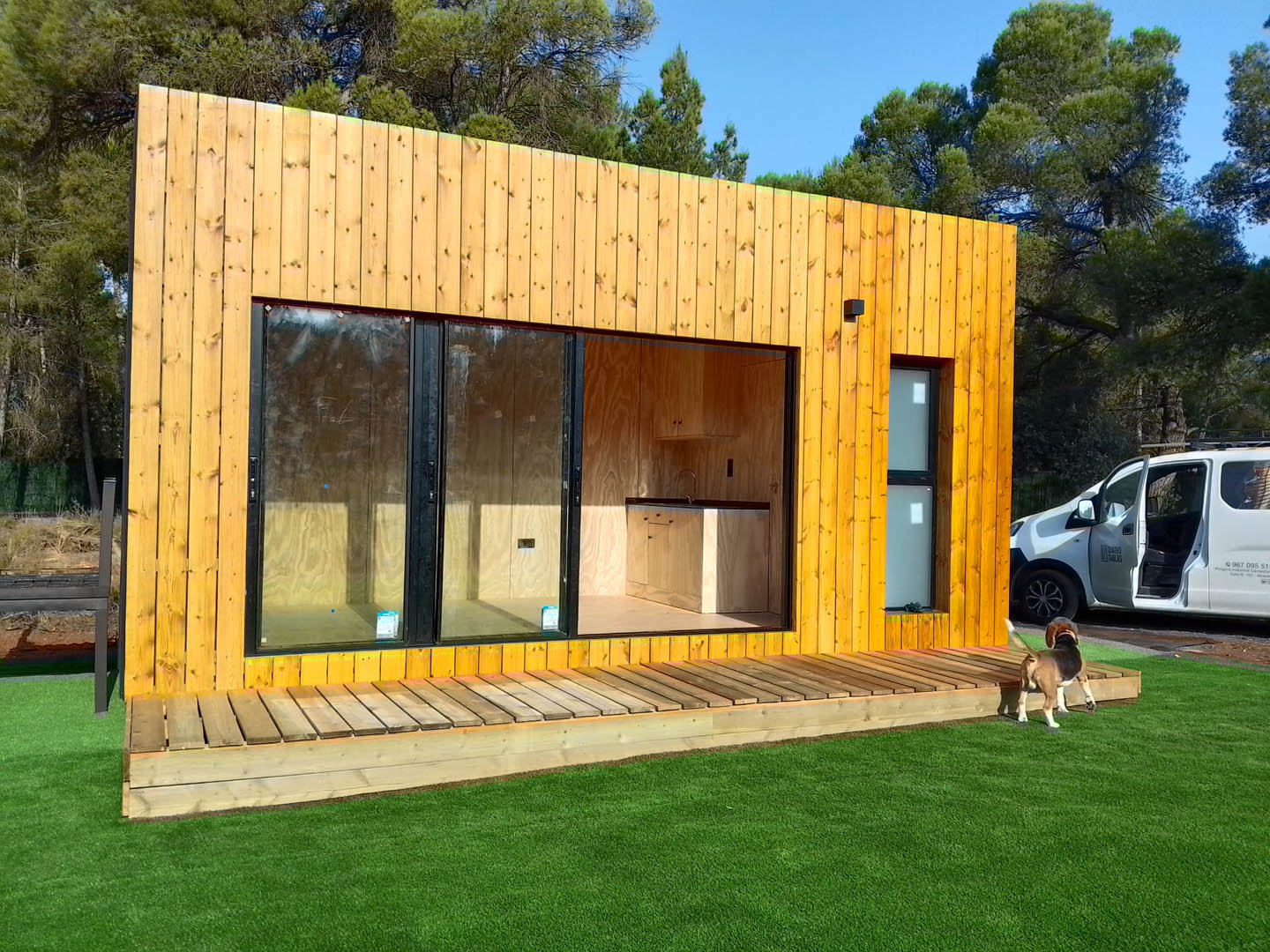 Vista exterior completa del bungalow modular de madera en entorno natural con diseño contemporáneo y sostenible