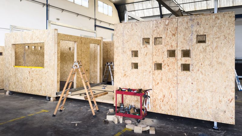 Obrero instalando un panel de revestimiento de madera.