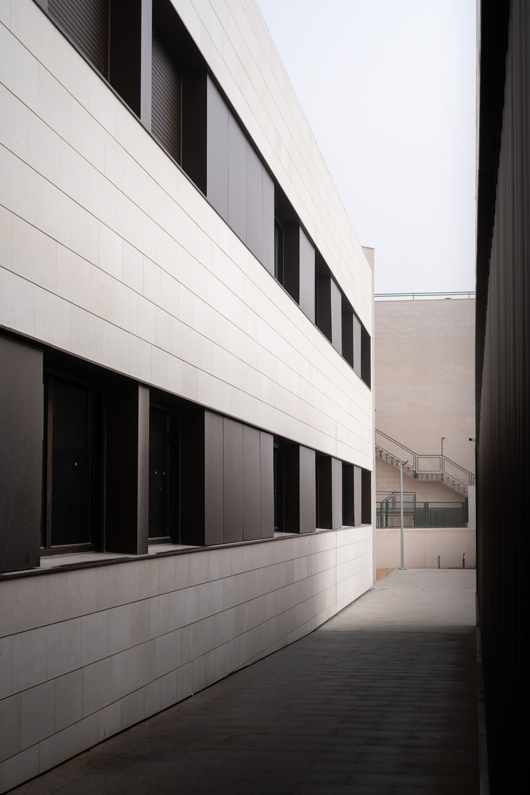 Centro de Menores Arcoíris con fachada ventilada de paneles HPL Trespa en color marrón oscuro