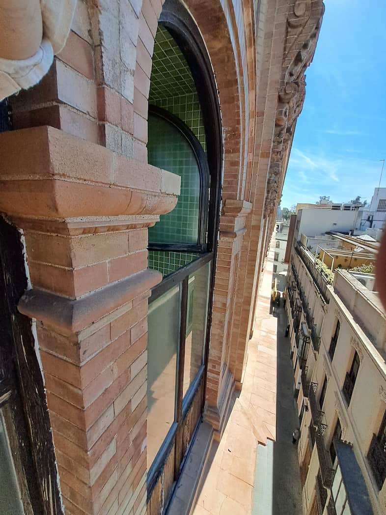 Obrero instalando un panel de revestimiento de madera.