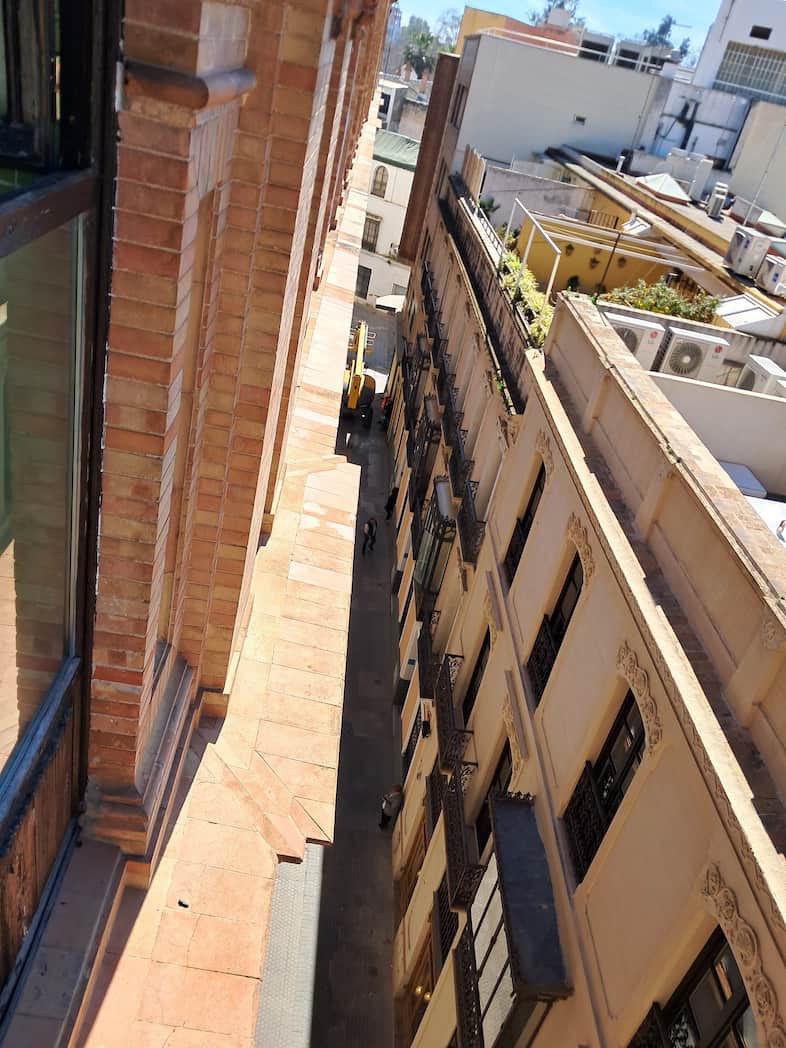 Vista completa de un edificio residencial con fachada de madera.