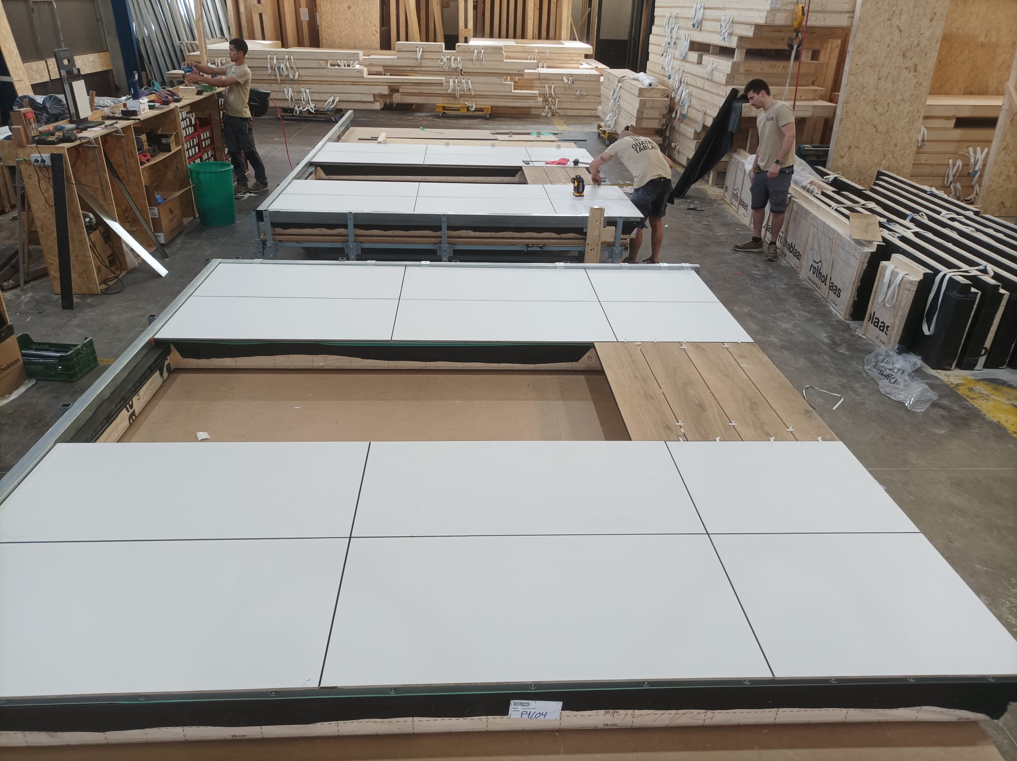 Proceso de fabricación en taller de paneles de fachada con estructura de entramado ligero y aislamiento de alto rendimiento