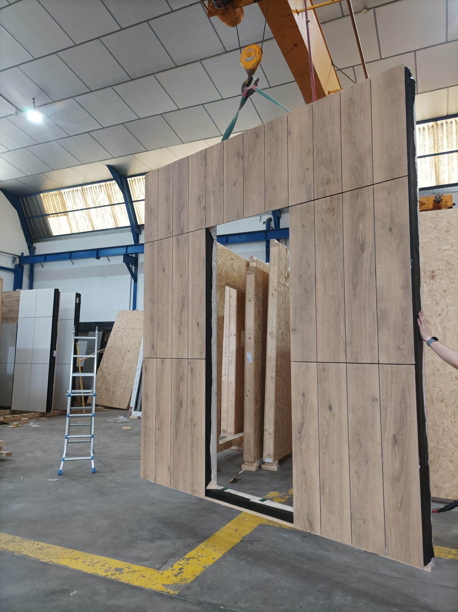 Panel de fachada completamente terminado con revestimiento de gres porcelánico y carpinterías integradas listo para instalación