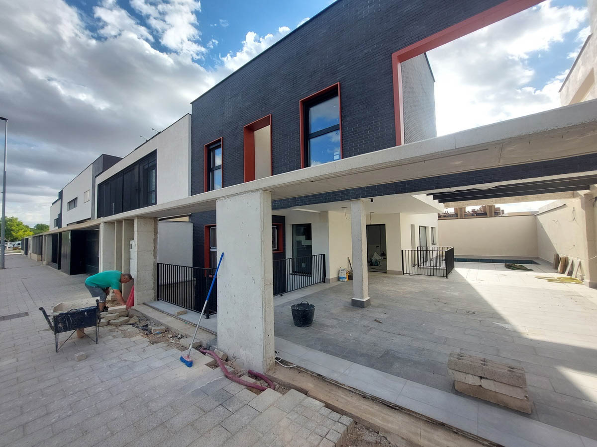 Vista panorámica completa del edificio residencial Passivhaus con fachada de entramado ligero de madera y acabado Termoklinker