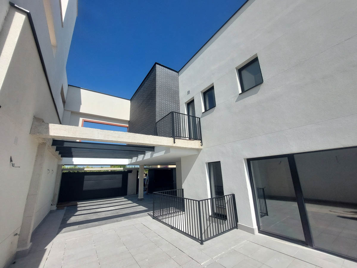 Impresionante fachada de un edificio moderno revestido en madera.