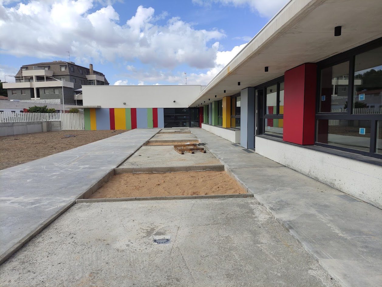 Centro educativo CEIP34 en Albacete con nueva fachada ventilada de paneles HPL coloridos