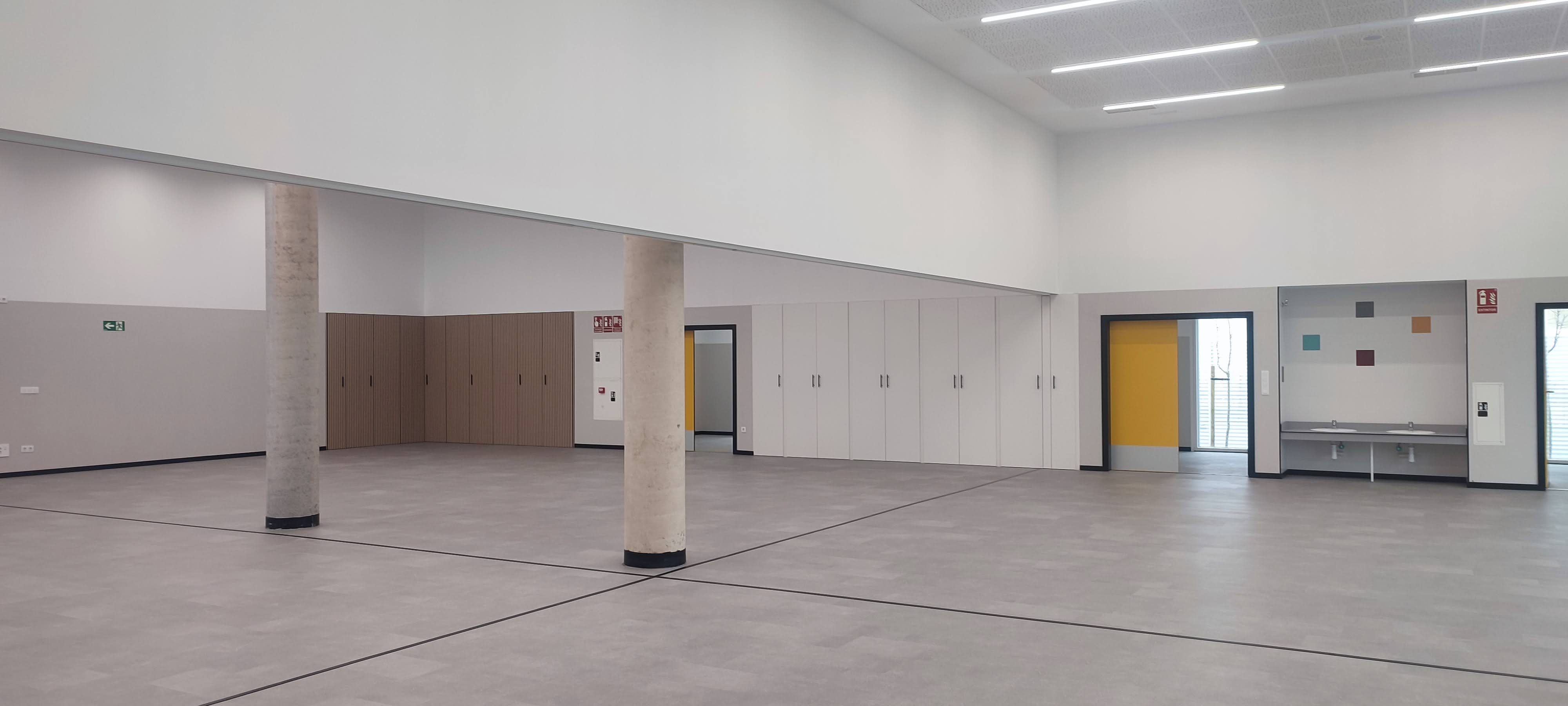Sistema de fachada ventilada en construcción mostrando la cámara de aire entre paneles y muro del CEIP34