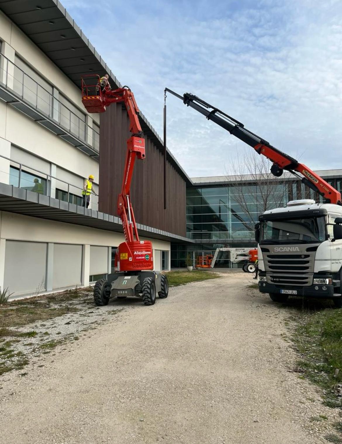 Fachada del edificio CETSE con lamas de cedro rojo en proceso de rehabilitación especializada