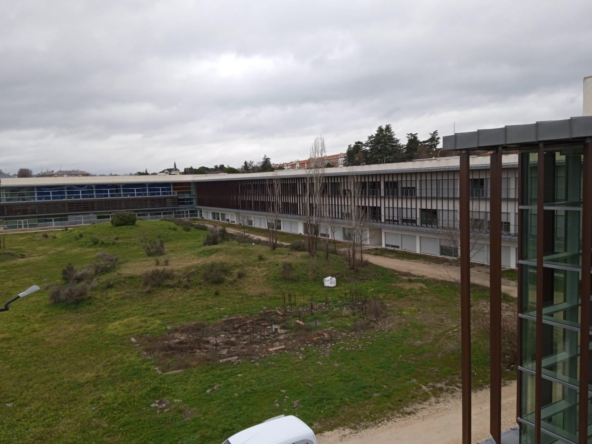 Fachada del edificio CETSE completamente rehabilitada con lamas de cedro tratadas, mostrando el resultado final del proyecto